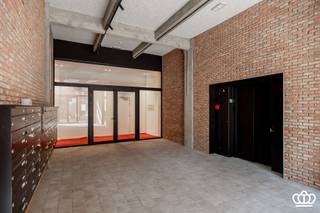 <p><span>Unique opportunity! Trendy apartment with an indoor terrace at "Albert Residence", a former telephone factory with a unique New York loft vibe, located in Oud-Berchem.</span></p><p><span> </span></p><p><span>The apartment is accessible by elevator and is located on the fourth floor of the building. The entryway features a guest restroom with a sink.<br />The living area features high ceilings and large steel windows and has an enclosed indoor terrace. The bedroom is also enclosed by large glass panels that create a loft-like atmosphere. </span></p><p><span>Adjacent to it is the bathroom, equipped with a walk-in shower, sink, and connections for a washing machine. </span></p><p><span> </span></p><p><span>You can safely park your bike underground using a bike elevator. </span></p>