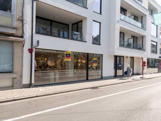 Aan de commercieel interessante en vlot bereikbare Stationsstraat 142 in Waregem – voorheen de vertrouwde uitvalsbasis van Accent Interim – bevindt zich deze <strong>hoogwaardig afgewerkte en direct instapklare kantoorruimte van circa 165 m².</strong> De centrale ligging vlakbij het station, het bruisende stadscentrum en belangrijke invalswegen garandeert een uitstekende visibiliteit en een optimale bereikbaarheid voor zowel cliënteel als medewerkers. Binnenin geniet het kantoor van een eigentijdse, smaakvolle inrichting met een doordachte indeling die naadloos aansluit bij de noden van een modern bedrijf, vrij beroep of dienstverlenende sector. Het pand is werkelijk van alle hedendaagse gemakken voorzien: van een volledig uitgeruste keuken en hedendaags sanitair tot stijlvolle verlichting en een professioneel alarmsysteem.<strong> Een absolute meerwaarde in deze centrale straat is de private autostaanplaats, die reeds begrepen is in de maandelijkse huurprijs van € 1.800 (exclusief onroerende voorheffing en syndicuskosten; EPC LABEL A).</strong> Bent u op zoek naar een representatief visitekaartje voor uw onderneming waar u zonder verbouwingen direct aan de slag kunt? Neem gerust contact op voor bijkomende inlichtingen of een bezichtiging ter plaatse.