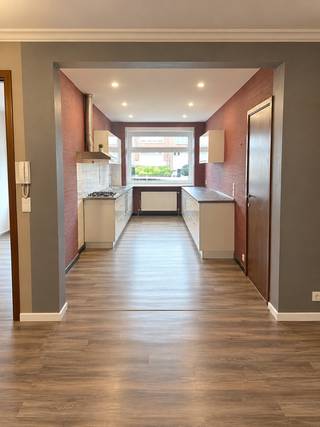 <p><span>🏡 </span><strong><span>Prachtig gerenoveerd gelijkvloers appartement met 2 slaapkamers, grote tuin & garage – Lier</span></strong></p>
<p><span>✨ </span><strong><span>Troeven:</span></strong><br /><span>• 2 ruime slaapkamers</span><br /><span>• Volledig gerenoveerd</span><br /><span>• Grote private tuin 🌳</span><br /><span>• Garage</span><br /><span>• Gelijkvloers – gemakkelijk toegankelijk</span><br /><span>• Moderne keuken en badkamer</span><br /><span>• Veel natuurlijk licht</span><br /><span>• Alle comfort aanwezig</span><br /><span>• Rustige en aangename woonomgeving</span></p>
<p><span>Een </span><strong><span>instapklaar appartement</span></strong><span> met een uitzonderlijk grote buitenruimte, ideaal voor wie comfortabel en rustig wil wonen in Lier.</span></p>