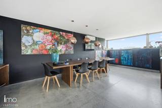 <p>Deze ruime woning met een bewoonbare oppervlakte van maar liefst 468 m² is gelegen op een perceel van 919 m² in de Molenstraat te Sint-Katelijne-Waver. Dankzij de veelzijdige indeling is deze eigendom ideaal voor wie op zoek is naar een combinatie van wonen en werken, kangoeroewonen of een woning met extra polyvalente ruimtes. Bovendien geniet de woning van een gunstig EPC-label A.<br /><br />Op het gelijkvloers bevindt zich een volledig ingerichte ruimte voor vrij beroep met een eigen inkom. Meteen in het oog springt de prachtige, volledig uitgeruste keuken met kwalitatieve materialen en alle nodige voorzieningen. Deze stijlvolle keuken vormt een echte eyecatcher en maakt de ruimte perfect voor zowel professioneel als privégebruik. Verder beschikt deze verdieping over eigen sanitair.<br /><br />Daarnaast is er op het gelijkvloers een afzonderlijk appartement met eigen ingang voorzien. Dit appartement omvat een gezellige leefruimte met open keuken en zicht op de tuin, evenals een badkamer. Ideaal als kangoeroewoning of gastenverblijf.<br /><br />Via de trap bereiken we de eerste verdieping, waar de ruime en lichtrijke leefruimte meteen opvalt dankzij de grote raampartijen. Aansluitend bevindt zich de volledig ingerichte open keuken. Verder werd op deze verdieping een bureauruimte voorzien. De slaapkamer beschikt over een inloopdressing en aansluitende badkamer met inloopdouche, ligbad en lavabo. Vanuit deze verdieping is er toegang tot het ruime terras met zicht op de tuin.<br /><br />Op de tweede verdieping werd de zolder volledig ingericht tot een extra leefverdieping met een slaapkamer, badkamer met inloopdouche en een polyvalente leefruimte.<br /><br />De woning beschikt verder over een ruime tuin waar u in alle rust kan genieten van het buitenleven. Dankzij de doordachte indeling, vele mogelijkheden en energiezuinige score is deze eigendom een unieke opportuniteit voor wie op zoek is naar ruimte, comfort en flexibiliteit.<br /><br />Meer info via valerie.vdk@imovastgoed.be of via 015/34.34.54.</p>
<p>Benieuwd naar de waarde van uw eigen eigendom? Wij helpen u graag met een vrijblijvende waardebepaling.</p>