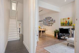 <p><span>Karaktervolle eengezinswoning met 4 slaapkamers, 2 badkamers en uniek vergund dakterras</span></p><p><span>Gelegen aan de poorten van het Zuid, tussen de gegeerde Anselmobuurt en de levendige Brederodestraat, geniet deze karaktervolle eengezinswoning van een topligging met alle voorzieningen binnen handbereik: winkels, horeca, scholen en openbaar vervoer bevinden zich op wandelafstand.</span></p><p><span>Deze ruime gezinswoning combineert authentieke charme met een praktische indeling en tal van troeven. De gezellige woon- en leefruimte wordt gekenmerkt door hoge plafonds en staat in verbinding met een prachtige lichtpatio, die niet alleen voor een overvloed aan natuurlijk licht zorgt, maar ook een aangename extra buitenruimte creëert.</span></p><p><span>De woning beschikt over vier volwaardige slaapkamers en twee badkamers. Op de eerste verdieping bevindt zich een stijlvolle masterverdieping in cascade, met een ruime badkamer en een tweede kamer die perfect kan dienen als dressing, bureau of kinderkamer. De tweede verdieping omvat nog twee ruime slaapkamers en een tweede douchekamer, ideaal voor een groter gezin of gasten.</span></p><p><span>De absolute blikvanger bevindt zich helemaal bovenaan: een </span><span>vergund dakterras over de volledige oppervlakte van de woning</span><span>. Een uitzonderlijke buitenruimte die tal van mogelijkheden biedt om te ontspannen, gasten te ontvangen of simpelweg te genieten van de zon en het uitzicht. </span><span>Eén woord: uniek.</span></p><p><span>Een woning boordevol karakter, ruimte en potentieel, gelegen op een van de meest gegeerde locaties van Antwerpen.</span></p>