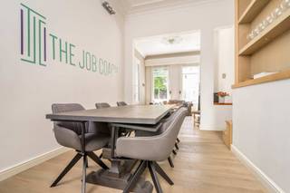 Luxe & Ruimte in een Authentiek Herenhuis – Jouw Droomappartement!Ontdek dit unieke éénslaapkamerappartement in een sfeervol herenhuis, waar...