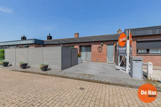 EERSTE BEZOEKDAG ZONDAG 5/07 VAN 10U TOT 14U (enkel op afspraak!)<br /><br />WICHELEN - Deze instapklare woning vindt u op een uitstekende locatie nabij het dorp van Wichelen. De ligging van dit pand is bijzonder aantrekkelijk met scholen, banken, supermarkten, horecazaken en winkels in de directe omgeving. Daarnaast geniet deze woning van een heel goede bereikbaarheid door de nabijheid van het openbaar vervoer, station en belangrijke invalswegen.<br /><br />Naar indeling toe beschikt de woning over een inkomhal met gastentoilet, een volledig geïnstalleerde keuken, een lichtrijke woonkamer, een berging, een badkamer, een nachthal en 2 ruime slaapkamers.<br /><br />Zowel vooraan als achteraan beschikt de woning over een aangenaam terras. De oprit biedt plaats aan 1 wagen.<br /><br />Naar comfort toe is de woning voorzien van dakisolatie (10cm), HR-glas (ALU), centrale verwarming op stookolie, zonnepanelen (10), laadpaal,...<br /><br />Optioneel is er de mogelijkheid om een garage mee aan te kopen aan €20.000.<br /><br />Kortom, bent u op zoek naar een instapklare woning met 2 slaapkamers en 2 terrassen met parkeermogelijkheid op een uitstekende locatie? Aarzel dan niet en maak snel uw afspraak: 053/60.65.60<br /><br />De vermelde prijs is een richtprijs. Na ontvangst van de biedingen zal de verkoper beslissen of hij/zij de eigendom verkoopt aan het beste bod. De richtprijs is aldus niet bindend voor de verkoper. Voor meer info kunt u ons contacteren of het reglement raadplegen op onze website.