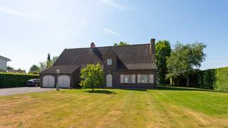 Stap binnen in deze karaktervolle villa en laat u verrassen door de ruimte, het potentieel en de prachtige ligging.Deze villa is ideaal voor wie op...