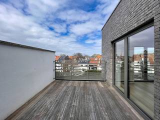 UCCLE: In the Vanderkindere neighbourhood and close to all amenities, ±112m² two-bedroom duplex in a recent building.On the 3rd floor without lift:-...