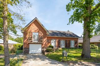 <p><span>Ruime vrijstaande woning met 3 slaapkamers. De woning is gelegen in een doodlopende straat op een perceel van 10a 44ca. De woning ligt op fietsafstand van het centrum waar je o.a. een bakker, supermarkt, apotheek, ... kan terugvinden. De oprit E19 Zemst (Antwerpen-Brussel) bevindt zich op minder dan 5 minuten. Het recreatiedomein Sport Vlaanderen Hofstade situeert zich op een boogscheut.</span></p><p><span> </span></p><p><span>INDELING</span></p><p><span>Gelijkvloers (0): garage. Gelijkvloers (+0,5): inkomhal met gastentoilet, badkamer, ruime en lichtrijke leefruimte met houthaard, keuken en berging. Eerste verdieping (+1): nachthal/overloop, 3 slaapkamers. Zolder (+2): zolder te bereiken via een vaste trap met recreatieruimte en mogelijkheid voor een vierde slaapkmaer (mits plaatsen Velux). Kelder (-0,5): kelder onder rechtse gedeelte woning.</span></p><p><span> </span></p><p><span>ATTESTEN: </span><span>alle attesten staan ter beschikking op onze website.</span></p>