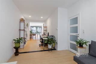 <p><span>In de Schindestraat woon je heerlijk rustig in een doodlopende straat, op een boogscheut van het Bisschoppenhofpark. Dankzij de nabijheid van de Bisschoppenhoflaan en de Ter Heydelaan geniet je bovendien van een vlotte bereikbaarheid met zowel de wagen als het openbaar vervoer. Velo-stations en tal van winkels en supermarkten bevinden zich op wandelafstand.</span></p><p><span>Achter de charmante gevel schuilt een gezellige woning met een bewoonbare oppervlakte van 105 m². Met twee slaapkamers, twee badkamers en een aangename buitenruimte is dit een ideale thuis voor starters. Doorheen de jaren werden reeds verschillende verbeteringen uitgevoerd: zo is de elektriciteit conform, beschikken de ramen over dubbele beglazing en werden de muren netjes bezet. Een goede basis om deze knusse woning verder naar eigen smaak af te werken en in te richten!</span></p><p><span>Je komt binnen in de inkom-/traphal, vanwaar je achteraan toegang hebt tot de kelder. De rest van het gelijkvloers wordt ingenomen door de lichtrijke leefruimte met open keuken, samen goed voor een mooie oppervlakte van zo'n 45 m². Achteraan bevindt zich een douchekamer met douchecabine, toilet en ruimte voor een wasmachine. Via de schuifdeur bereik je de zuidgerichte buitenruimte van 36 m², waar je volop van de zon kan genieten.</span></p><p><span>Op de bovenverdieping bevinden zich twee slaapkamers van respectievelijk 10 m² en 13 m². De tweede badkamer (4 m²) is uitgerust met een ligbad/douche, lavabomeubel, toilet en handdoekdroger.</span></p><p><span>Tot slot beschikt de woning nog over een handige bergzolder.</span></p><p><span>Een charmante starterswoning met verrassend veel ruimte én een zonnige buitenruimte op een rustige locatie. Kom jij hier binnenkort thuis?</span></p><p><span>Bewoonbare opp. 105 m² – ref.: bruto vloeropp. Voor meer info of een gratis schatting surf naar </span><span><span>www.hansimmo.be</span></span></p><p><span> </span></p>