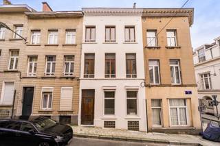 <p><span>Charmante gerenoveerde gezinswoning met 4 slaapkamers nabij de Europese instellingen.</span></p><p><span>Gelegen in Sint-Joost-ten-Node, op een uitstekende locatie op wandelafstand van verschillende Europese instellingen, winkels en alle voorzieningen, bevindt zich deze aangename en recent gerenoveerde gezinswoning. De woning beschikt over vier slaapkamers, twee compacte terrassen en werd bovendien goed geïsoleerd, wat zorgt voor extra wooncomfort.</span></p><p><span>Op het gelijkvloers komt u binnen via een ruime inkomhal die toegang geeft tot 2 mogelijke slaapkamers (17m² & 14m²), bureau of hobbyruimte met rolluiken aan de voorzijde.</span></p><p><span>De eerste verdieping omvat een zeer lichtrijke leefruimte en een uitgeruste keuken welke uitgeeft op een compact terras aan de achterzijde, met praktische bergruimte aan beide kanten.</span></p><p><span>Op de tweede verdieping bevindt zich een derde ruime slaapkamer (25m²) met parketvloer en een decoratieve open haard. Daarnaast is er een badkamer uitgerust met douche, wastafel, aansluitingen voor de wasmachine en toilet. Ook hier heeft u toegang tot een balkon aan de achterzijde.</span></p><p><span>De derde en bovenste verdieping herbergt een bijzonder charmante en comfortabele ingerichte zolderverdieping van ongeveer 45 m², die perfect kan dienen als studio, gastensuite of extra slaapkamer. Deze beschikt over een keuken, een douche, lavabo en apart toilet. De houten Velux-ramen met dubbele beglazing zorgen voor veel natuurlijk licht.</span></p><p><span>Verder beschikt de woning ook over een ruime kelder.</span></p><p><span>Een ideale woning voor wie op zoek is naar ruimte, charme en een uitstekende ligging nabij de Europese wijk.</span></p><p><span> </span></p><p><span> </span></p>