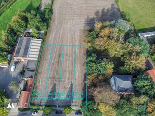 <p><strong>Perceel bouwgrond van voor halfopen bebouwing in het centrum van Meer</strong><br />Zoekt u een rustige plek om uw droomwoning te bouwen? Dan is deze bouwgrond van <strong>525 m²</strong> precies wat u zoekt!<br /><br />Dit perceel, lot 2, is gelegen in de Donckstraat, een rustige straat in het centrum van Meer. Op wandelafstand van alle voorzieningen en het openbaar vervoer. Op enkele minuten bereikt u het op-en afrittencomplex 'Meer', E19, richting Antwerpen en Breda en ook het treinstation 'Noorderkempen' is vlot bereikbaar.<br /><br />Dankzij zijn straatbreedte van <strong>10,53 meter </strong>en een diepte van ca. <strong>50 meter</strong> is dit perceel uiterst geschikt voor een <strong>halfopen bebouwing</strong>. Er kan worden gebouwd met een gevelbreedte van <strong>7,50 meter</strong> en een bouwdiepte van <strong>17 meter</strong>.<br /><br />Het is toegelaten een bijgebouw in de achtertuin te plaatsen, in de zone voor bijgebouwen, met een<strong> </strong>maximale oppervlakte van 10% van de perceelsoppervlakte van de kavel.<br /><br />Het perceel is gelegen in een straat voorzien van alle nutsvoorzieningen<br /><br /><strong>👉 Troeven</strong><br />✓ Perceel van 525 m²<br />✓ Rustige ligging<br />✓ Geschikt voor halfopen bebouwing<br />✓ Mogelijkheid voor het plaatsen van een bijgebouw<br /><br />De stedenbouwkundige voorschriften en het verkavelingsplan zijn beschikbaar op eenvoudig verzoek.<br /><br /><strong>Bijzonderheden</strong><br />De kosten voor opmeting, het opstellen van het plan en de verkavelingsakte zijn ten laste van de koper.<br /><br />📞 Interesse? Contacteer ons voor meer info!<br /><br /><em>Vastgoedinformatie opgevraagd, maar nog niet ontvangen.</em></p>