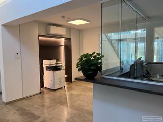 Kantoor 30 m² te huur in bedrijvencentrum Waregem aan oprit E17<br /><br /><span><span><span><span><span><span><span><span><span><span>Pluspunten </span></span></span></span></span></span></span></span></span></span>
<ul>
	<li>Vlak aan de E17 en altijd parking (met 10 laadpunten) </li>
	<li>Korte opzegperiode 4 maand </li>
	<li>Vrij gebruik (mits reservatie) van diverse vergaderzalen (van 4 pers tot 50 pers )</li>
	<li>Bistro, tuin en andere zijn inbegrepen in de huurprijs </li>
	<li>Dienstverlening (telefonie, zendingen, ontvangsten, secretariaaterk…) is inbegrepen in de huurprijs</li>
</ul>
<span><span><span><span><span><span><span><span><span><span>Huur : 650 euro/maand </span></span></span></span></span></span></span></span></span></span><br />Beschikbaar vanaf eind februari