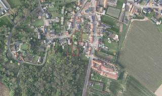 Ontdek deze prachtige bouwgrond van maar liefst 23a 29ca, gelegen in een rustige en verzorgde woonomgeving in het landelijke Heers.<br /><br />Het perceel grond is niet gelegen in een goedgekeurde verkaveling waardoor er dus geen vaste bouwvoorschriften gelden. De bebouwing dient in harmonie te zijn met de omgeving.<br /><br />Kenmerken:<br />- Oppervlakte volgens kadaster: 23a 29ca<br />- Perceelbreedte voorzijde straatkant: ca. 21,5m<br /><br />Deze locatie biedt de perfecte balans tussen privacy, rust en bereikbaarheid. Ideaal voor wie op zoek is naar een plek om een vrijstaande woning te bouwen op een ruim perceel met tal van mogelijkheden.