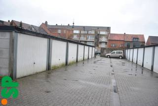 Centraal gelegen garage (nummer 12) met wit metalen kantelpoort - lengte: 6m x breedte: 3m - geen elektriciteit voorzien.<br /><br />Voor bijkomende inlichtingen of een bezoek ter plaatse kan u steeds vrijblijvend contact opnemen met Immo S|P op het nummer 014/59.10.20. of via info@immosp.be