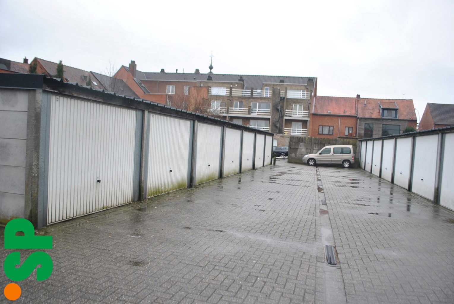 Centraal gelegen afgesloten garagebox met kantelpoort. - foto 3