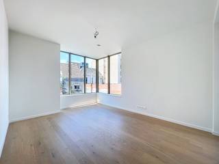 Souhaitez-vous une visite ? Veuillez NE PAS APPELER mais demander votre visite à www.immodavinci.be. <br /><br />LOCATION :<br />Ce bel appartement est situé dans le nouveau projet Liv De Molens. Ce projet, situé le long de la Lys et au milieu d'un grand parc à Deinze, est également appelé la " ville en cinq minutes ", car tout ce dont vous avez besoin au quotidien se trouve à cinq minutes à pied. <br /><br />L'AGENCEMENT :<br />Cet appartement neuf de deux chambres à coucher est situé au premier étage et se présente comme suit : le hall d'entrée spacieux mène à la salle à manger et au salon lumineux avec une cuisine ouverte entièrement installée. L'espace de vie, la salle à manger et la cuisine se caractérisent par leurs grandes fenêtres et donnent accès à une terrasse unique. En outre, la propriété comprend un WC, un débarras/buanderie pratique, 2 chambres spacieuses et une salle de bains avec douche à l'italienne et lavabo. En outre, cette propriété dispose d'une cave pratique et d'une place de stationnement dans le parking souterrain.<br />
<p><span>Cet appartement économe en énergie bénéficie d'une finition de qualité et est équipé d'un chauffage par le sol ainsi que d'un système de ventilation de type D. L'appartement est également équipé de rideaux.</span></p>
<p><strong><span>Loyer :</span></strong><span> 1.050 €/mois + 75 €/mois de provision pour les charges communes (50 € chauffage + 25 € charges communes)</span><br /><strong><span>Niveau E :</span></strong><span> E35 (A)</span><br /><strong><span>Durée du bail :</span></strong><span> 3 ans (renouvelable)</span><br /><strong><span>Domiciliation :</span></strong><span> Obligatoire (résidence principale)</span><br /><strong><span>Disponible :</span></strong><span> 1er janvier 2027 (possibilité d'occuper le bien plus tôt)</span></p>
<p><strong><span>VISITES – UNIQUEMENT SUR DEMANDE VIA IMMODAVINCI.BE</span></strong></p>
