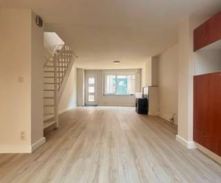 Deze woning is als volgt ingedeeld: ruime lichtrijke leefruimte met open ingerichte keuken en aansluitend badkamer met lavabomeubel, bad en toilet...