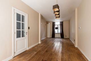 <p>In de gegeerde Kunstenaarstraat, op een uitstekende locatie vlak bij het centrum van Gent, bevindt zich deze karaktervolle stadswoning boordevol potentieel. <br /><br />De buurt staat bekend om haar authentieke bebouwing, centrale ligging en vlotte bereikbaarheid, met winkels, scholen, openbaar vervoer en het bruisende stadsleven op korte afstand.</p>
<p>De woning beschikt over vier volwaardige slaapkamers en biedt dankzij haar ruime indeling tal van mogelijkheden om volledig naar eigen smaak op te frissen.<br /><br />Op de eerste verdieping bevindt zich een bijzonder ruime badkamer, uitgerust met zowel een ligbad als een douche.</p>
<p>Binnenin zijn verschillende authentieke elementen bewaard gebleven, waaronder de charmante houten vloeren die de woning extra karakter en warmte geven. De centrale verwarming op aardgas zorgt voor een aangenaam wooncomfort.</p>
<p>Achteraan geniet u van een ruime koer, ideaal om een gezellige buitenruimte te creëren.</p>
<p>Een ideale opportuniteit voor wie op zoek is naar een ruime woning met authentieke uitstraling op een gegeerde locatie.<br /><br />Bel Top Vastgoed voor een bezoek op 0475 700 700</p>
