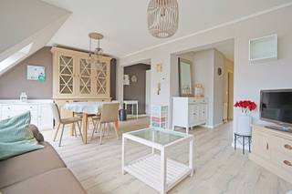 <p><span>Tijdloos en instapklaar bemeubeld appartement op een uitstekende locatie in Hasselt</span></p><p><span>Dit goed onderhouden appartement, gelegen op de derde verdieping, biedt een bewoonbare oppervlakte van ± 67 m². Het is bemeubeld, waardoor het meteen instapklaar is. Dankzij de oriëntatie geniet u hier van een aangename lichtinval. </span></p><p><span>Het woongedeelte bestaat uit een open aaneenschakeling van een zithoek, een eethoek en keuken. </span></p><p><span>Het nachtgedeelte bestaat uit twee slaapkamers, waarvan één met een klein terras, een douchekamer met wastafel alsook een wasmachine en droogkast en een apart toilet. Daarnaast is er nog een praktische opbergzolder.</span></p><p><span>Bij het appartement hoort een ondergrondse kelderberging.</span></p><p><span>Huurprijs: 850 EUR per maand.<br />Gemeenschappelijke kosten: 85 EUR per maand.</span></p><p><span> </span></p>