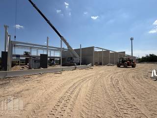 Nieuwbouw KMO-unit van 288 m² te koop, deze unit maakt deel uit van de gloednieuwe KMO-site “De Biest” is uitstekend gelegen langs de Bergensesteenweg (Beersel) en biedt duurzame en hoogwaardige <strong>KMO-units</strong> en langs de voorzijde <strong>showrooms in combinatie met opslag</strong>.<br />Het project bestaat uit 32 KMO-units met oppervlaktes van <strong>216 m² tot 432 m²</strong>, eventueel samen te voegen tot grotere entiteiten (max 3564 m²).<br />De units zijn inzetbaar als opslagruimte, werkplaats of productiehal, B2B verkooppunten, afhaalmagazijnen,..<br /><br />De KMO-site is opgedeeld in <strong>drie afzonderlijke gebouwen</strong>, elk met unieke mogelijkheden voor ondernemers.<br />Aan de voorzijde van het park kunnen ondernemers opteren voor een showroom, met een achterliggende opslagruimte.<br />Het centrale gebouw bestaat uit KMO-units, uitgerust met een sectionale poort (4 x 4,50m), een aparte toegangsdeur en een grote lichtstraat.<br />Achteraan de site, bevinden zich opslagplaatsen met kantoorruimtes die een fenomenaal uitzicht bieden op de velden.<br /><strong>De oplevering van de eerste fase wordt voorzien in Q3 2026.</strong><br /><br />Voor verkoopsinfo, (technische) plannen, plaatsbezoeken en andere inlichtingen kan u terecht bij <strong>PANORAMA B2B</strong> op het nummer <strong>0479 70 70 70</strong>