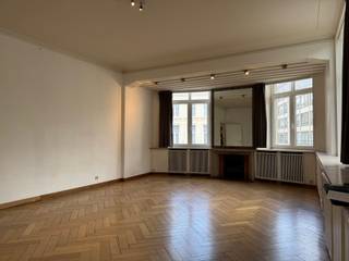 <strong>Deze zeer ruime studentenkamer is gelegen in een prachtig authentiek gebouw in Beaux-Arts stijl in Antwerpen centrum op uitstekende locatie.<br /><br /></strong><span>De zeer lichtrijke kamer heeft een oppervlakte van 38m². De privé badkamer ca 4m² is gelegen op de gang en is voorzien van een eigen douche, toilet en wastafel met spiegelkast.</span><strong><br /></strong><span>Elke verdieping in het gebouw is voorzien van een gemeenschappelijke keuken met een keramisch 4-pitsvuur; een vaatwasser; twee koelkasten; een vriezer en genoeg opbergruimte.</span><strong><br /><br /></strong><span>Het gebouw is voorzien van een lift en een gemeenschappelijke fietsenberging.</span><br /><br /><strong>BIJZONDERHEDEN:</strong><br /><span>*Prachtig authentiek gebouw in beaux arts stijl</span><br /><span>* Uitstekende locatie te Antwerpen centrum nabij Leopoldstraat, de Nationale Bank, Stadspark, winkels, supermarkt, openbaar vervoer, scholen.</span><br /><span>* Zeer gunstig EPC van 140 kWh/m²/jaar</span><br /><span>* Fietsenberging in het gebouw</span>
