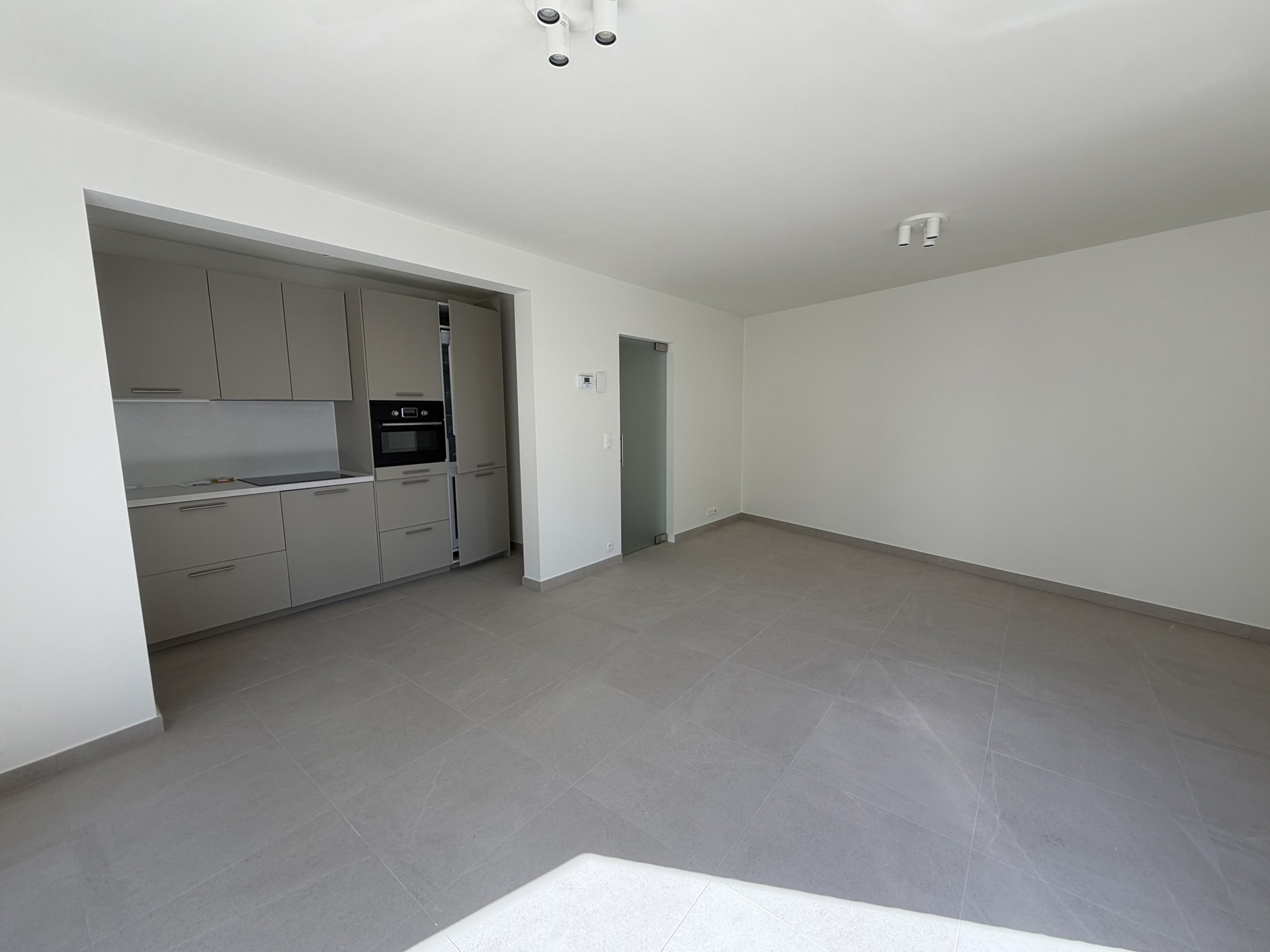 Gerenoveerd hoekappartement met tuin en veel licht - foto 3