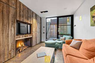 Dit verrassend diephuis met garage werd in 2014/ 2015 volledig gestript en met oog voor detail, hoogwaardige materialen en tonnen smaak - totaal gerenoveerd. Een bijzonder geslaagd ontwerp “gelijk in de boekjes” die we zelden tegenkomen, met een aantal knappe accenten zoals barnwood, verschillende soorten marmer (oa noir saint Laurent, carrara CD), massieve eik, verschillende schildertechnieken (afwasbare buitenverf), Cosyflame gashaard, maatwerk in elke kamer, leuke strakke lijnen, vloerverwarming op elk verdiep, hippe verlichting, en overal shutters/ lamellen,..... werkelijk instapklaar.<br />Gelijkvloers : inkom in Barnwood met schoenenkast en gastentoilet, schuifdeur naar de keuken (echt WOW) voorzien van de nodige hoogwaardige toestellen, let op de massieve koperen tegeltjes in dambord patroon, eethoek met op maat gemaakte zitbank en passende verlichting, kastenwand (volledig bezet met brons spiegels) met voldoende opbergruimte/ vestiaire. Zithoek met kastenwand en de perfecte interieuroplossing, een houten paneel die naadloos voor de tv schuift en aansluit op de kastenwand. Toegang tot het terras. Buiten kan er volop genoten worden van de zon, en niet onbelangrijk, alles is onderhoudsvriendelijk en er is voldoende plaats om gasten te ontvangen.<br />Vanop het terras is er toegang tot de garage, te bereiken via de Haarakkerstraat, momenteel ingericht als sportkamer (bemerk de spiegels op de poort), er kunnen optioneel nog tot 3 garages worden bijgekocht op 20 meter van de woning!<br />Boven is er vooraan een bureel met een rustgevend uitzicht over het water (stel u voor: terwijl u zich concentreert op uw taken, kunt u af en toe eens opkijken en de kalmerende aanblik van kabbelend water en zwanen die voorbij zwemmen bewonderen). Toilet, dressing met Indische deuren. Cosy slaapkamer met ensuite badkamer voorzien van bad, inloopdouche en lavabo. Op de 2<sup>e</sup> verdieping is er een 2<sup>e</sup> ruime slaapkamer met vast bed aan het raam, voldoende kastruimte en ook hier een ruime ensuite badkamer met inloopdouche en massief marmeren lavabo. Plaats voor wasmachine/ droogkast en handige opbergruimte (zoldertje).<br />Of u nu een permanente bewoner bent of op zoek bent naar een vakantiehuis, deze woning biedt de perfecte mix van comfort en stijl. Kom alle details bewonderen tijdens een plaatsbezoek.<br />Cv gas (condensketel), waterverzachter. Uitstekende epc score van 134 kWh/m2jaar, goedgekeurde elektriciteit en asbestveilig.<br />G-score A P-score A<br /> 