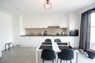 In de Marcel Windelsstraat te Waregem bevindt zich dit recent appartement met 2 slaapkamers, gelegen op het tweede verdiep van de residentie en gebouwd in 2019. Dankzij de centrale ligging, op wandelafstand van het centrum van Waregem en vlakbij park 'Baron Casier', geniet u hier van een aangename combinatie van rust, bereikbaarheid en comfort.<br /><br />Het appartement beschikt over een bewoonbare oppervlakte van 85 m² en een gezellig terras van 6 m². De lichtrijke leefruimte met open keuken zorgt voor een ruimtelijk en modern gevoel. Verder beschikt het appartement over twee volwaardige slaapkamers, een moderne badkamer met dubbele wastafel en inloopdouche, evenals een apart gastentoilet.<br /><br />Extra troeven:<br /><br />- EPC-score A<br />- Momenteel verhuurd, ideaal als investering<br />- Moderne afwerking<br />- Centrale ligging nabij winkels, horeca en openbaar vervoer<br /><br />Wenst u meer informatie of een bezoek ter plaatse? Gelieve ons te contacteren op het nummer 0497/85.80.52 of via mail naar tom@immoroba.be.