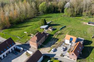 Deze unieke eigendom op 2.991m2 kan u terugvinden pal op de taalgrens in het idyllische Elzele, in een zeer rustige straat omgeven door groen. Op...