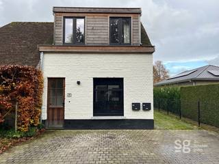 Deze charmante woning biedt een ideale mix van modern comfort en een gezellige uitstraling. Dankzij de zonnepanelen geniet je van energiezuinig...