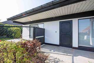 Deze gelijkvloerse woning bevindt zich op een boogscheut van het centrum van St.-Lodewijk en biedt een <span><strong>ideale combinatie van comfort, licht en uitbreidingsmogelijkheden</strong></span>.<br />Bij het betreden van de woning komt u binnen in de <span><strong>inkomhal met een apart toilet</strong></span>.<br />De <span><strong>lichtrijke leefruimte</strong></span> vormt het hart van de woning en is uitgerust met een <span><strong>gezellige pelletkachel,</strong></span> perfect voor warme en sfeervolle avonden.<br />Aansluitend bevindt zich de <span><strong>keuken</strong></span>, die uitkijkt op de tuin en een directe verbinding heeft met de woonkamer.<br />De woning beschikt over <span><strong>2 volwaardige slaapkamers</strong></span> en een <span><strong>vernieuwde badkamer met inloopdouche en lavabo.</strong></span><br />Aan de zijkant van de woning bevindt zich een <span><strong>kleine gezellige veranda met veel lichtinval</strong></span>, ideaal als zithoek of ontspanningsruimte.<br />Via de oprit rechts van de woning bereikt u de achterliggende <span><strong>garage en de ruime tuin</strong></span>.<br />Deze biedt tal van mogelijkheden en beschikt bovendien over een <span><strong>praktische tuinberging/tuinhuis</strong></span>.<br />Verder is er nog een <span><strong>zolderruimte</strong></span> aanwezig, die extra bergruimte biedt.<br />Deze woning heeft <span><strong>hier en daar wat opfrissing nodig</strong></span>, maar vormt de perfecte thuisbasis <span><strong>voor wie op zoek is naar een woning die men naar eigen smaak kan inrichten</strong></span>.<br />EPC : 591 en UC :2569268 Wenst u een bezoek ? Contacteer Peter : 0496/176878