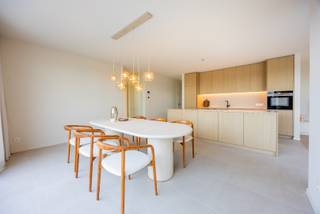 Dit luxueus afgewerkt appartement maakt deel uit van het nieuwbouwproject AQUILO in het klassevolle Sint-Idesbald. <br /><br />Het energiezuinige karakter wordt bepaald door individuele zonnepanelen per appartement, doorgedreven isolatie en warmtepomp alsook balansventilatie systeem D. De ruime oppervlaktes benadrukken het luxueuze cachet van de appartementen.<br />Ontdek een exclusieve kans om te wonen in het hart van Sint-Idesbald, waar modern comfort en een stijlvolle levensstijl samenkomen. <br /><br />Het appartement is gelegen op het gelijkvloers en werd op plan ingedeeld als volgt:<br />Inkom met toilet en berging, lichtrijke leefruimte met open keuken, 2 slaapkamers, 1 badkamer, zuidwestgericht terras met aanpalende tuin. <br /><br />Verplicht aan te kopen parkeergelegenheid en kelderberging niet in de prijs inbegrepen. <br /><br />Oppervlakte appartement: 94,13 m²<br />Oppervlakte terras: 37,79 m²<br />Oppervlakte tuin: 120,70 m²<br /><br />Wenst u meer informatie of een afspraak aan het ingericht modelappartement? Contacteer ons vrijblijvend via 058 62 27 51 of jhonny@vlaemynck.be