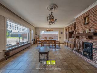 <strong>VRIJSTAANDE WONING MET 3 SLAAPKAMERS OP EEN PERCEEL VAN 4A71CA TE LANKLAAR.<br /></strong><br /><strong>TROEVEN</strong><br />- Gelijkvloers wonen.<br />- Volledig onderkelderd. <br />- Vrijstaande garage.<br />- Degelijke basis met renovatiemogelijkheden naar eigen smaak.<br /><br /><strong>KELDERVERDIEPING</strong><br />Kelderruimte (4,00m x 6,50m = 26,00m²): trap naar gelijkvloers, deur naar tuin, betonvloer.<br />Kelderruimte (2,80m x 4,00m = 11,20m²): lichtinval door glasdallen, betonvloer.<br />Kelderruimte (4,00m x 6,00m = 24,00m²): lichtinval door glasdallen, betonvloer.<br />Kelderruimte (3,00m x 4,00m = 12,00m²): betonvloer.<br />Kelderruimte (3,20m x 4,50m = 14,40m²): betonvloer.<br /><br /><strong>GELIJKVLOERS</strong><br />Inkomhal (1,95m x 2,15m = 4,19m²): tegelvloer.<br />Woonkamer (6,60m x 4,50m = 29,70m²): tegelvloer.<br />Keuken (3,00m x 2,90m = 8,70m²): onder- en bovenkasten, oven, elektrische kookplaat, dampkap, lavabo, koelkast, deur naar tuin, tegelvloer.<br />Toilet (1,90m x 1,00m = 1,90m²): hangtoilet, gedeeltelijke wandbetegeling, tegelvloer.<br />Traphal (0,70m x 0,80m = 0,56m²): trap naar kelder, tegelvloer.<br />Hal (3,00m x 1,00m = 3,00m²): tegelvloer.<br />Badkamer (1,90m x 1,65m = 3,14m²): gedeeltelijke wandbetegeling, douche, lavabo, tegelvloer.<br />Slaapkamer 1 (2,90m x 2,80m = 8,12m²): novilon.<br />Slaapkamer 2 (4,00m x 2,80m = 11,20m²): novilon.<br />Slaapkamer 3 (3,50m x 4,00m = 14,00m²): novilon.<br /><br /><strong>EXTERIEUR</strong><br />- Beklinkerde tuin.<br />- Tuinhuis.<br />- Garage (6,00m x 3,50m = 21,00m²).<br /><br /><strong>EXTRA INFORMATIE</strong><br />Dit pand kan onderhevig zijn aan de renovatieverplichting die door de Vlaamse overheid wordt opgelegd voor residentiële gebouwen. Alle informatie kunt u terugvinden via https://www.vlaanderen.be/een-woning-kopen/renovatieverplichting-voor-residentiele-gebouwen-vanaf-2023.<br /><br />Bekijkt u deze advertentie via een aanverwante vastgoedsite, surf dan zeker naar onze website www.N78vastgoed.be voor een uitgebreide beschrijving en foto's. Meer info: +32 (0)89 86 18 88 of info@N78vastgoed.be.