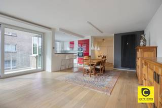 <p><span>Ruim, instapklaar 2 slaapkamer hoek-appartement met 2 badkamers en 2 geweldige terrassen!</span></p><p><span>Dit lichtrijk appartement ligt op de 2</span><span><sup>e</sup></span><span> (106m²) verdieping van een kleinschalig en goed onderhouden gebouw in een rustige zijstraat van de Fruithoflaan. Op deze centrale toplocatie zijn winkels, scholen, parken, sportfaciliteiten, openbaar vervoer en belangrijke invalswegen steeds vlakbij. Dit charmant appartement met gunstig EPC B, is asbestveilig, heeft een conforme elektrische installatie, voorziet in al het hedendaagse comfort en is beschikbaar bij akte. Kortom, kwalitatief en zorgeloos wonen in een rustige en groene omgeving. Mis deze mooie opportuniteit zeker niet!</span></p><p><span> </span></p><p><span>Het appartement kent volgende indeling:</span></p><p><span> </span></p><p><span>Inkomhal, leefruimte & keuken:</span></p><p><span>U betreedt het appartement via de inkomhal met veiligheidsdeur, ingemaakte vestiaire en videofoon. Het ruimtelijk gevoel, de openheid en de prachtige natuurlijke lichtinval vormen de rode draad doorheen dit moderne appartement. Dit alles wordt meteen duidelijk in de omvangrijke leefruimte met open keuken (44 m²) waar ook de karaktervolle parketvloer en de gezellige sfeerverlichting hoofdrollen spelen. De keuken met zitgedeelte werd wonderwel geïntegreerd in de woonkamer en voorziet in kwalitatieve toestellen (inductievuur, dampkap, oven, microgolf, koelkast, vriezer, vaatwasser). Aan werk- en opbergruimte is hoegenaamd geen gebrek en ook de aansluiting voor de wasmachine vindt u hier terug. </span></p><p><span> </span></p><p><span>Slaapkamers, badkamer & douchekamer:</span></p><p><span>De 2 ruime slaapkamers (ca. 14 & 16,5m²) liggen aan de nog rustigere achterzijde en hebben rechtstreekse toegang tot het terras. De master-bedroom geniet van een en suite badkamer met inloop-/regendouche, dubbel wasmeubel en toilet. Bijkomend is er ook voor de andere slaapkamer nog een aparte douchekamer met wasmeubel en toilet. </span></p><p><span> </span></p><p><span>Terrassen, kelder & fietsberging:</span></p><p><span>Met 2 riante terrassen, die overigens recent gerenoveerd werden, is er ook aan buitenruimte geen gebrek waardoor je de hele dag door genieten kan van zowel zon als schaduw, al dan niet vergezeld van een sprankelend aperitief. Het extra brede terras aan de voorzijde ligt aanpalende de keuken en de woonkamer en leent zich dus perfect om gezellig te tafelen. Een privatieve kelder is inbegrepen. In de gemeenschappelijke fietsberging heeft u de mogelijkheid om één fiets te stallen. </span></p><p><span> </span></p><p><span>Extra troeven:</span></p><p><span>- Mobiscore 9,5</span></p><p><span>- Instapklaar</span></p><p><span>- 106m² cfr. EPC</span></p><p><span>- Gunstig EPC</span></p><p><span>- Dubbele, deels HR ramen</span></p><p><span>- Dakisolatie</span></p><p><span>- Elektriciteit conform</span></p><p><span>- Asbestveilig</span></p><p><span>- 2 recent vernieuwde terrassen</span></p><p><span>- Kelder</span></p>