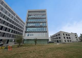 Instapklare kantoorruimte te Erembodegem met visibiliteit van de E40. Dankzij de ligging net voor afrit 19 Aalst en de nabijheid van het...