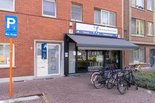 <div><div><section><div><div><div><div><div><div><p>Op een uitstekende commerciële ligging aan het Stationsplein in Kontich bevindt zich dit veelzijdige handelspand met een totale oppervlakte van ca. <strong>157 m²</strong>, aangevuld met een ruime garage/opslagruimte van ca. <strong>53 m²</strong> en een <strong>ruime kelder</strong>.</p><p>Dankzij de ligging vlak aan het station geniet het pand van een goede zichtbaarheid en passage. De combinatie van commerciële ruimte, bijkomende achterliggende ruimtes, kelder en parkeermogelijkheden maakt het geschikt voor uiteenlopende activiteiten, zoals een buurtwinkel, kantoor, praktijk, dienstverlening of andere commerciële invulling.</p><p>Het pand beschikt bovendien over een oprit en ruime garage, wat interessant is voor stockage, leveringen of bijkomende parkeerbehoefte.</p><p><strong>Troeven:</strong></p><ul><li>Topligging aan het station van Kontich</li><li>Goede zichtbaarheid en passage</li><li>Ca. 157 m² beschikbare oppervlakte</li><li>Ruime garage/opslag van ca. 53 m²</li><li>Ruime kelder</li><li>Oprit en parkeermogelijkheden</li><li>Verschillende commerciële invullingen mogelijk</li><li>Interessant voor zowel eigen gebruik als investering</li><li>Vlot bereikbaar met auto en openbaar vervoer</li></ul><p>Een pand met heel wat mogelijkheden op een strategische locatie.</p><p><strong>Interesse of graag meer informatie?</strong><br />Neem gerust contact met ons op voor bijkomende inlichtingen of een bezoek ter plaatse via lou@guldentopsvastgoed.be</p></div></div></div></div><div> </div><div><div> </div></div></div><div><div> </div></div></div></section></div></div><div> </div>