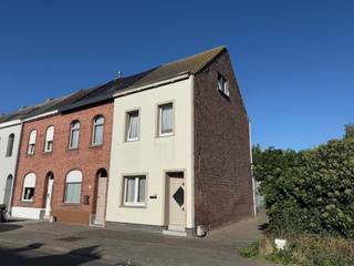 In een doodlopende straat deze statige familiale woning.<br /><br /><span>✅ Rustige buurt<br />✅ Veel lichtinval in de woning<br />✅ Gezellige woonruimte<br />✅ Ingerichte keuken met eethoek<br />✅ 3 ruime slaapkamers<br />✅ Geïnstalleerde badkamer<br /><br /></span><span>✅ Grote diepe tuin met laterale zij-ingang<br />✅ Dubbele beglazing en geïsoleerde zolder<br />✅ Nog wat opfriswerken<br />✅ Asbestveilig<br />✅ EPC : 648 KwH/m2/jaar<br />✅ Vlotte verbindingen naar Aalst met het openbaar vervoer.<br /><br /></span>Een aanrader in zijn prijsklasse.