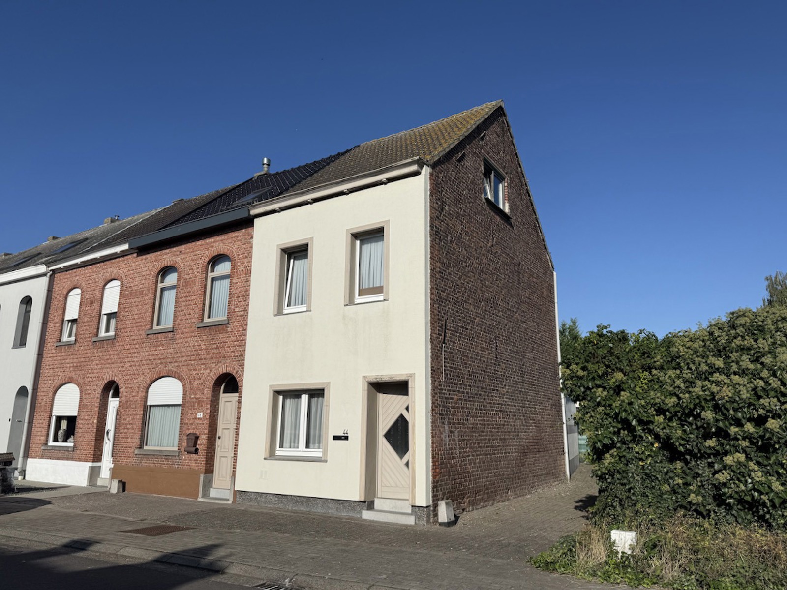 RUSTIG GELEGEN GROTENDEELS GERENOVEERDE FAMILIALE WONING MET 3 SLAAPKAMERS EN GROTE TUIN - foto 1