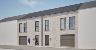 In het centrum van Kemzeke vindt u deze nog te bouwen nieuwbouwwoning op een uitstekende en centrale ligging, met een sterke prijs-kwaliteitverhouding. Een moderne woning die comfort, ruimte en energiezuinig wonen perfect combineert.<br /><br />De woning beschikt over een inkomhal met vestiaire en apart gastentoilet. De lichtrijke leefruimte sluit aan op een open keuken die inbegrepen is in het budget en uitkijkt op de tuin. Aansluitend bevindt zich de inpandige garage, een grote troef die zorgt voor extra comfort en praktische bergruimte.<br /><br />Via de zij-ingang heeft u rechtstreeks toegang van de garage naar de tuin, ideaal voor fietsen of tuinmateriaal zonder door de woning te moeten.<br /><br />Op de verdieping zijn er 3 slaapkamers en een badkamer met bad én inloopdouche. De ruime zolder biedt nog de mogelijkheid om 1 à 2 extra kamers te creëren, wat deze woning toekomstgericht en flexibel maakt.<br /><br />De woning is volledig conform de EPB-eisen en dus future proof. Ze wordt verwarmd via warmtepomp en vloerverwarming, wat zorgt voor een laag energieverbruik en hoog wooncomfort.<br /><br />Troeven:<br /><br />- Centrumligging Kemzeke<br />- 3 slaapkamers + uitbreidbare zolder (1-2 extra kamers)<br />- Inpandige garage<br />- Zij-ingang met directe toegang tot tuin<br />- Open keuken en badkamer inbegrepen<br />- Warmtepomp + vloerverwarming<br />- EPB-conform en energiezuinig<br /><br />Interesse? Contacteer ons via 052 46 38 03 voor meer info of een bezoek.