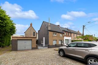 Deze woning werd opgetrokken in 1957 maar heeft in tussentijd al enkele aanpassingen gekend. De bewoonbare oppervlakte bedraagt 126m², exclusief...