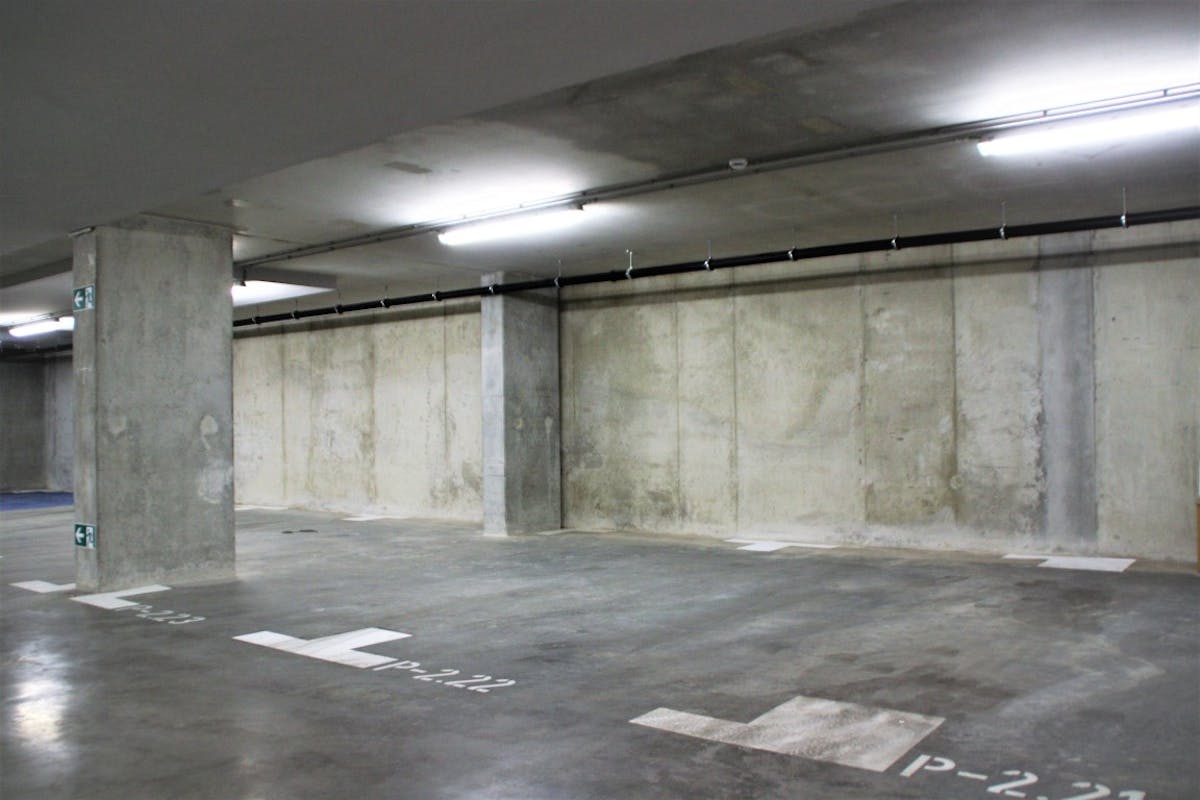 Ondergrondse autostaanplaats te koop recht tegenover het Weststation in het project EKLA.