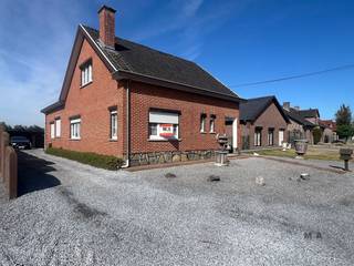 <p><span>Te renoveren of te herbouwen woning met open zicht op de velden in Rummen.</span></p><p><span>Op een ruim perceel van 15a 10ca vindt u deze landelijk gelegen eigendom met prachtig open uitzicht over de velden en een zuidwestelijke oriëntatie — een uitzonderlijke ligging voor wie rust en ruimte zoekt.</span></p><p><span>De huidige woning beschikt over 159 m² (volgens EPC) bewoonbare oppervlakte en 3 slaapkamers, maar biedt naast renovatie ook de mogelijkheid tot volledige afbraak en heropbouw. Dit opent interessante toekomstkansen, zowel qua indeling als energieprestaties.</span></p><p><span>Bovendien kan dit project, onder de geldende voorwaarden, in aanmerking komen voor gunstige fiscale regelingen zoals het verlaagd registratierecht en/of het verlaagde btw-tarief bij afbraak en heropbouw (6%), wat het totaalproject extra interessant maakt.</span></p><p><span>Extra troeven zijn de binnenkoer met carport en de authentieke duiventil die het landelijke karakter versterken.</span></p><p><span>Renovatieverplichting: dit pand heeft een EPC-label F en valt onder de renovatieverplichting van de Vlaamse overheid. De koper dient binnen de vijf jaar na aankoop (akte) het EPC te verbeteren naar minimaal label D.</span></p><p><span>Opgegeven maten en oppervlaktes zijn steeds onder voorbehoud.</span></p><p><span>Wenst u meer info of een plaatsbezoek? Wij zijn dagelijks, ook buiten kantooruren, bereikbaar en plannen voor u graag een bezoek. Ons telefoonnummer: 0485 34 56 71, <span>www.mca-vastgoed.be</span></span><span> </span></p>