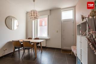 Deze recent gerenoveerde woning is gelegen in een rustige straat op slechts 10 minuten fietsen van het historische centrum. Vlotte verbinding met...