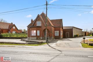 Zoek je een project met talloze mogelijkheden?  Dit pand op de Mannenberg biedt je een zeldzame combinatie van een vrijstaande woning met grote loods (nummer 148) en een aanpalende bouwgrond voor open bebouwing (nummer146). De vraagprijs is voor het geheel,  dus woning, loods en bouwgrond. De bouwgrond maakt momenteel deel uit van de mooi aangelegde tuin. Als je de grond nu niet zou bebouwen, blijft dit een uitstekende investering voor de toekomst. Achterliggend is alles agrarisch gebied, wat je zicht naar achteren toe vrijwaart. De grondoppervlakte van de bouwgrond is 1.324 m², de woning ligt op 1.373 m² grond, wat het geheel dus bijna 27 are groot maakt. Het geheel is gelegen aan een belangrijke invalsweg naar het centrum, en combineert een uitstekende visibiliteit met een vlotte ontsluiting dankzij de directe nabijheid van de snelweg.<br /><br />Wat de bestaande woning écht bijzonder maakt, zijn de faciliteiten voor de actieve doe-het-zelver of zelfstandige. Je beschikt over een ruime loods met een achterliggende stockage ruimte, dan nog eens een grote garage en tot slot een ruime oprit waar je een 20-tal auto's kwijt kunt. De mooi aangelegde en volledig omheinde tuin is via een zijdelingse weg zelfs met een vrachtwagen bereikbaar, wat ideaal is voor leveringen of zwaar materieel. <br /><br />De afmetingen van de vergunde bijgebouwen zijn:
<ul>
	<li>Een loods van maar liefst 193 m² met een bruikbare hoogte van 3,45 meter en een poorthoogte van 2,99 meter;</li>
	<li>Een tweede stockageruimte achterliggend van 35 m²;</li>
	<li>En achterliggend nog een garage van 52 m².</li>
</ul>
<strong><u>INDELING WONING</u></strong><br /><strong>Gelijkvloers:</strong> inkom, woonkamer met open keuken, tweede woonkamer, bureau, badkamer, loods bestaande uit twee delen met smeerput, grote garage.<br /><strong>1ste verdieping:</strong> nachthal, 3 slaapkamers.<br /><strong>Tuin:</strong> prachtig aangelegde en volledig afgespannen tuin, zijdelings bereikbaar via erfdienstbaarheid.<br /><strong>Kelder:</strong> kelderruimte.<br /><br /><strong><u>BOUWVOORSCHRIFTEN NAASTLIGGENDE GROND SAMENGEVAT</u></strong>:

<ul>
	<li>Voor open bebouwing, 2 bouwlagen met dak.</li>
	<li>Maximale gevelbreedte: 6,60 meter.</li>
	<li>Maximale bouwdiepte gelijkvloers: 17 meter.</li>
	<li>Maximale bouwdiepte verdiep: 12 meter.</li>
	<li>Maximale kroonlijsthoogte 5,5 meter, maximale nokhoogte 8,50 meter.</li>
	<li>Een vrijstaand bijgebouw van maximaal 40 m².</li>
</ul>
Ervaar zelf de vele voordelen van dit pand tijdens een persoonlijke rondleiding. <br />Maak vandaag nog je afspraak. <br />Mail naar info@immopersyn.be of bel 013 444 008.