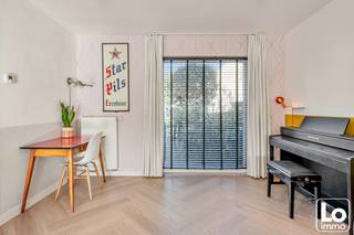 Op een mooie locatie op de grens van Sint-Amandsberg en Oostakker vinden we deze recente en instapklare gezinswoning uit 2017 met een prachtige zuidwest gerichte tuin en 3 ruime slaapkamers.<br />Bij het betreden van de woning komen we terecht in de verzorgde inkomhal met een mooie houten trap. De lichtrijke leefruimte biedt plaats aan een gezellige zithoek en eetplaats en staat in rechtstreeks contact met de tuin en terras dankzij de grote raampartijen.<br />Verder vinden we de volledig ingerichte open keuken met kookeiland waarbij u een prachtig uitzicht en toegang heeft tot de mooie tuin. Aansluitend aan de keuken vinden we een praktische berging/wasplaats.<br />Op de eerste verdieping bevinden zich twee ruime slaapkamers en een verzorgde badkamer, uitgerust met een ligbad, douchevoorziening en dubbel lavabomeubel. Via een mooie ruimte, te gebruiken als bureau of dressing hebben we toegang tot de bovenste verdieping welke werd ingericht als een master bedroom met ingemaakte kasten en een open dressing. Dankzij de dakramen geniet deze ruimte bovendien van heel wat natuurlijk licht.<br />Ook buiten heeft deze woning heel wat te bieden! De prachtig aangelegde, zuidwestgerichte tuin is een echte groene oase met een aangenaam terras. Een heerlijke plek om in alle rust te genieten van de middag- en avondzon.<br /><br />De woning beschikt bovendien over een private parkeerplaats op de oprit en zonnepanelen, wat bijdraagt aan het energiezuinige karakter.<br />Kortom, een bijzonder aangename en instapklare gezinswoning die ruimte, hedendaags comfort en een mooie tuin perfect weet te combineren.<br /><br />Wil u deze recente woning op een mooie locatie bezoeken? Schrijf dan nu in voor het bezoekmoment op zaterdag 31 oktober, enkel via deze link: https://calendly.com/loimmo/bezoekmoment-invalidenstraat2a-oostakker