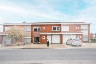 In een rustige en kindvriendelijke buurt ligt deze aangename gezinswoning. De woning is deels gerenoveerd en biedt tal van mogelijkheden.<br /><br />De woning werd reeds deels gerenoveerd en beschikt onder meer over een tijdloze keuken, nieuwe vloeren op het gelijkvloers met aangepaste elektriciteit, evenals nieuwe pvc-ramen met dubbele beglazing doorheen de volledige woning.<br /><br />Indeling:<br /><br />Via de inkomhal met gastentoilet bereiken we de lichtrijke leefruimte die geniet van een aangenaam zicht op de gezellige stadstuin. Aansluitend bevindt zich de ruime, aparte leefkeuken met rechtstreekse verbinding naar de inpandige garage.<br /><br />Op de eerste verdieping bevinden zich vier volwaardige slaapkamers en een badkamer uitgerust met wastafel en ligbad. Daarnaast beschikt de woning nog over een praktische zolder, bereikbaar via een uitschuifbare trap.<br /><br />Buiten geniet u van een afgesloten tuin met terras en een ruim tuinhuis.<br /><br />Schrijf u dan vandaag nog in voor ons lanceermoment op woensdag 20 mei en ontvang uw persoonlijk bezoekmoment samen met het volledige verkoopdossier.<br /><br />EPC: E<br /><br />(De geadverteerde prijs betreft een richtprijs.)