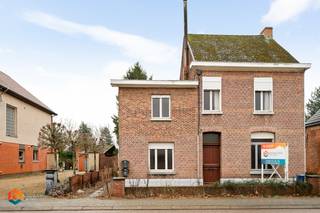 Op een uitstekende locatie te Beerzel bevindt zich deze te renoveren halfopen bebouwing met 2 slaapkamers en terras. De woning geniet van een...
