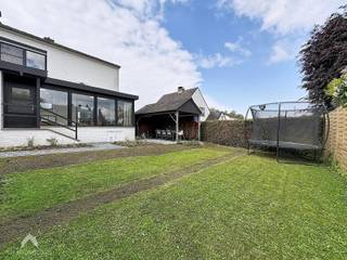 Deze recent gerenoveerde woning op toplocatie biedt een combinatie van ruimte, comfort en een onderhoudsvriendelijke buitenomgeving. Bij het betreden van de woning kom je in de inkomhal, die leidt naar de open, volledig uitgeruste keuken met een mooi zicht op de tuin. Aansluitend bevindt zich de lichtrijke leefruimte, ingedeeld in een gezellige zit- en eethoek. De ruime veranda vormt een extra leefzone en biedt het hele jaar door een aangenaam verlengstuk van de woning. De woning is praktisch ingericht en beschikt over drie toiletten, twee praktische bergingen en een inpandige garage. De tuin is ontworpen voor gemak en gezelligheid, met een terras, tuinberging, overdekt terras en een zijpoortje dat toegang geeft tot de grote oprit met plaats voor drie wagens.<br />Op de verdieping bevinden zich vier volwaardige slaapkamers, waarvan één ingericht is als bureau. De ruime en comfortabele badkamer is uitgerust met een inloopdouche, ligbad, dubbele lavabo en een toilet. Daarnaast is er via een zolderluik toegang tot een ruime bergzolder, ideaal voor extra opslag. Een instapklare, ruime gezinswoning op een uitstekende locatie, perfect voor wie zorgeloos wil wonen.<br /><br />Extra troeven<br /><br />
<ul>
<li>energiezuinig</li>
<li>zonnepanelen</li>
<li>airco</li>
<li>elektrische rolluiken</li>
<li>waterontkalker</li>
<li>toplocatie nabij winkels, scholen, recreatie,...</li>
<li>nabij belangrijke invalswegen</li>
<li>instapklaar</li>
</ul>
<br />Makelaars zich onthouden.<br /><br />Deze woning is te koop ZONDER makelaar via het concept van Smart Houses. Wenst u verdere inlichtingen of een bezoek? Contacteer rechtstreeks de eigenaar via 0477/05.12.51<br /><br /><br /><br />
<div></div>