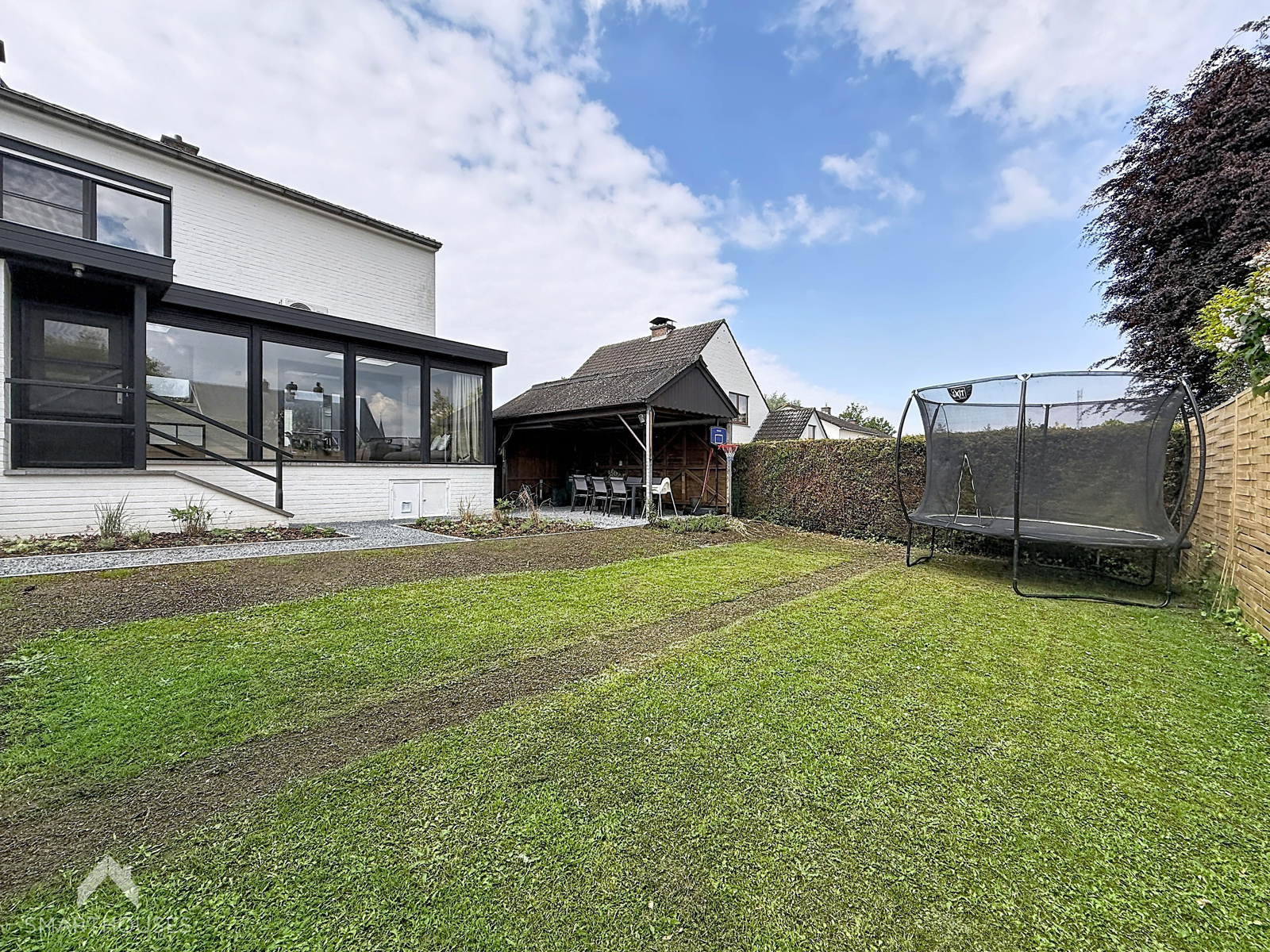 Gerenoveerde ruime halfopen woning met 4 slpks en dressing - foto 2