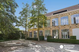 Recent, ruim appartement met uniek karakter in centrum Diksmuide!<br /><br />Dit appartement, gerenoveerd in 2023 bevindt zich in de stadskern en beschikt over een verrassend ruime leefruimte met hoge plafonds, grote raampartijen en een mezzanine. De open keuken sluit hier mooi op aan en is volledig uitgerust met Siemens-toestellen.<br /><br />Op deze verdieping bevinden zich daarnaast 1 tot 2 slaapkamers, een badkamer met douche, lavabo en toilet; een technische ruimte en een balkon met prachtig vergezicht. Via de leefruimte is er eveneens verbinding met de twee zolderkamers, die bijkomende mogelijkheden bieden.<br /><br />De overige twee slaapkamers bevinden zich op de bovenverdieping. Eén van beide geeft rechtstreeks toegang tot de vierde slaapkamer, wat bijvoorbeeld interessant kan zijn als kinderkamer met aansluitende hobby- of studieruimte.<br /><br />Een bijzondere troef van dit appartement is de ruime gemeenschappelijke binnenplaats van 1.376 m², een uitzonderlijke buitenruimte midden in de stad. Daarnaast beschikt het appartement over een privatief keldergedeelte met individuele meters.<br /><br />Een appartement met een uitgesproken karakter, verrassend veel mogelijkheden en een bijzondere combinatie van ruimte en buitenruimte in het hart van de stad.<br /><br />De vermelde prijs is een richtprijs. Elk bod wordt voorgelegd aan de eigenaar, die het recht behoudt dit te aanvaarden of te weigeren.<br /><br />Neem een voorsprong en vraag uw gratis, vrijblijvende waardebepaling aan via: www.residentievastgoed.be/gratisonlineschatten<br /><br />EPC: 110 kWh/m² B-label | Ref.: DI00083