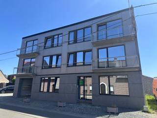 GELIEVE ENKEL TE REAGEREN VIA MAIL: saskia@immoteam.be<br />+++ Kakemanstraat 71 bus 3 - Lebbeke +++ <br />Op zoek naar een <strong>comfortabel appartement</strong>? Dit lichtrijke appartement is <strong>onmiddellijk beschikbaar </strong>en beschikt over een inkomhal, een praktische berging, een <strong>ruime woonkamer </strong>met volledig ingerichte open keuken, een apart toilet, <strong>één slaapkamer</strong>, een gezellig <strong>terras</strong> en een <strong>garage </strong>aan de achterzijde van het gebouw.<br /><strong>EXTRA TROEVEN:</strong><br />- Rustige woonstraat<br />- Scholen zijn goed bereikbaar<br />- Bushaltes en Station zijn vlot bereikbaar<br />- Het Centrum van Lebbeke ligt kortbij<br />ONMIDDELLIJK VRIJ.<br />Voor een inlichting of bezoek: saskia@immoteam.be