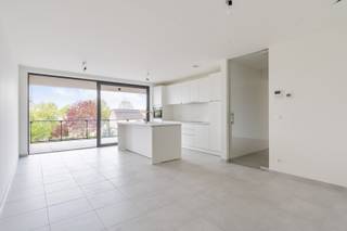 BIJ INTERESSE GELIEVE AUB indien mogelijk REAGEREN VIA E-MAIL = huur@immofransgoffin.be =&gt; met opgave van het adres van het betreffende pand.<br /><br />Interessant: de huurder met zelfstandige beroepsactiviteiten mag het gehuurde goed deels beroepshalve gebruiken en de huurkosten deels fiscaal in zijn beroepskosten opnemen zonder toepassing van handelshuurwet!<br /><br />Dit zeer recent appartement op de tweede verdieping met een bewoonbare oppervlakte van 83,09 m² is gelegen in de net opgerichte Residentie “Notarius” aan de Heuvenstraat 106 in Zonhoven. Deze stijlvolle residentie onderscheidt zich moeiteloos van ander aanbod in deze omgeving, onder meer door de gunstige ligging, de strakke doch elegante architectuur met opvallend mooie gevel en het uitstekende wooncomfort. Bij oprichting van dit mooie project werd de nadruk gelegd op kwaliteit, afwerking en energiezuinigheid, door gebruik van de betere materialen en moderne technieken zoals warmtepompen, vloerverwarming en zonnepanelen. <br /><br />Op slechts een kleine 10-tal minuutjes wandelen treft men het mooie, vernieuwde centrum van Zonhoven, met onder meer diverse winkels, supermarkten, apotheken, bakkers en gezellige brasserietjes.<br />Op een 4-tal kilometer ligt de oprit van de E314 en is er een goede verbinding met andere invalwegen, zodat ook omliggende steden vlot bereikbaar zijn. <br />Ondanks deze gunstige centrale ligging zal het hier bijzonder aangenaam en rustig om wonen zijn. Het appartement bevindt zich aan de achterzijde van het gebouw met zicht op de achterliggende, netjes aangelegde tuin. Bij binnenkomst in dit mooie appartement zal men onmiddellijk een aangenaam gevoel van rust en ontspanning kunnen ervaren, zonder enige hinder van de voorliggende weg. Het mooie terras bieden veel privacy, gezien er geen zijdelingse inkijk mogelijk is. <br /><br />INDELING:<br />Inkomhal, aparte WC, 2 slaapkamers, netjes afgewerkte badkamer met dubbele lavabo en inloopdouche, lichtrijke leefruimte met groot schuifraam en open keuken, uitgerust met “Siemens” apparaten: inbouw koelkast, afwasmachine, inductiekookplaat en combi-oven, toegang via een groot schuifraam naar het ruime terras (26,88 m²) met zicht op achterliggend groen<br />In de kelderverdieping: autostaanplaats, 2 fietsstalplaatsen en 1 fietshaak<br /><br />Technische kenmerken:<br />- Warmtepomp lucht-water<br />- Zonnepanelen<br />- Voorzien van lichtarmaturen (behalve leefruimte) en gordijnrails<br />- Ventilatiesysteem D<br />- Volledig fris geschilderd<br />- Zeer energiezuinig <br />- Aansluitingspunt voorzien aan autostaanplaats voor opladen elektrische wagen (door huurder zelf te plaatsen)<br />- Pre-airco in leef- en eetruimte voorzien – zelf te installeren door huurder<br />- Eenvoudig domoticasysteem<br />- EPC-bouw: nog in opmaak o.w.v. nieuwbouwprocedure<br /><br />Huurprijs te verhogen met een provisie/voorschot van 100 EUR per maand, jaarlijks af te rekenen<br /><br />Dit aantrekkelijk appartement zal voor de eerste maal aangeboden worden op de huurmarkt, netjes geschilderd, voorzien van de meeste verlichtingsarmaturen (muv leefruitme) en volledig instapklaar. <br />De geschikte huurder zal hier bijzonder goed ontvangen worden en snel zijn nieuwe thuis van kunnen maken. <br /><br />VRIJ VANAF 01/03/2026